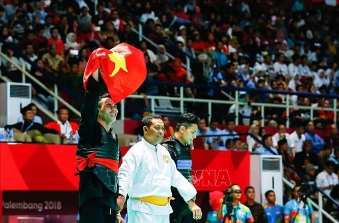 Photo: Pencak Silat athlete Tran Dinh Nam receives the gold medal. VNA Photo: Trọng Tuệ - Phúc Hưng 
