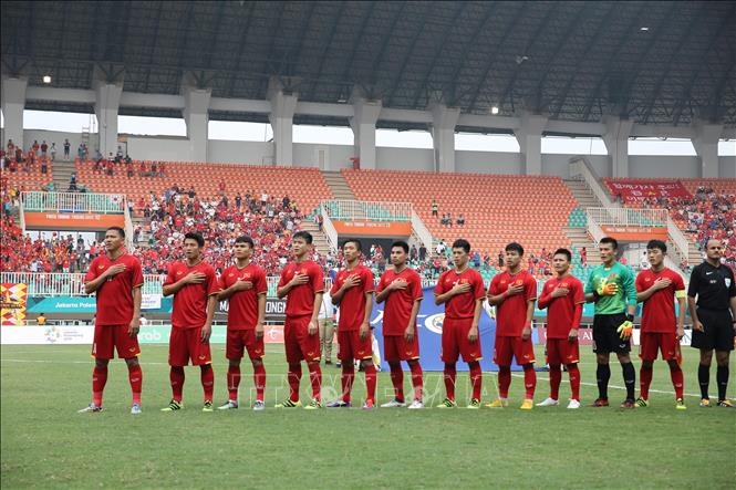 Photo: Vietnamese football team sings the national anthem ahead of the match. VNA Photo: Hoàng Linh