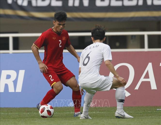 Photo: A fight for the ball between the two teams’ players during the match. VNA Photo: Hoàng Linh