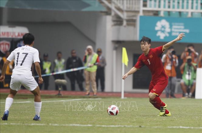 Photo: A fight for the ball between the two teams’ players during the match. VNA Photo: Hoàng Linh