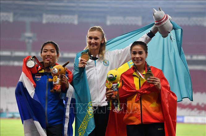 Trong ảnh: Nhà đương kim vô địch SEA Games 29 Vũ Thị Mến (phải) giành Huy chương Đồng ở nội dung nhảy ba bước nữ môn điền kinh tại ASIAD 2018 ở Jakarta, Indonesia ngày 30/8. Ảnh: AFP/TTXVN