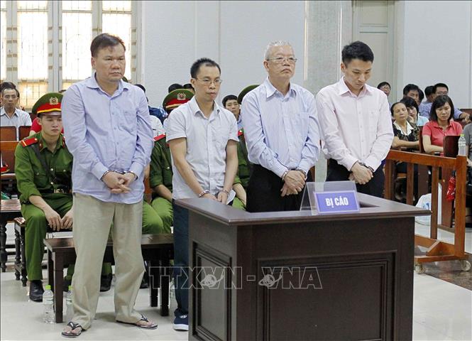 Trong ảnh: Các bị cáo nghe Tòa tuyên án. Ảnh: Văn Điệp - TTXVN