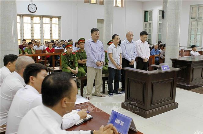 Trong ảnh: Các bị cáo nghe Tòa tuyên án. Ảnh: Văn Điệp - TTXVN