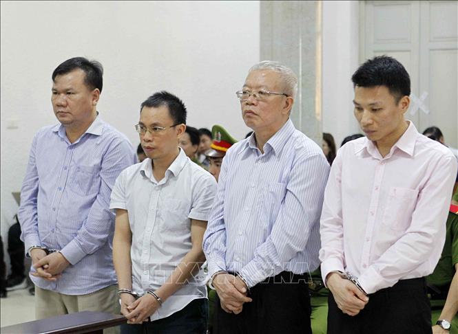 Trong ảnh: Các bị cáo nghe Tòa tuyên án. Ảnh: Văn Điệp - TTXVN