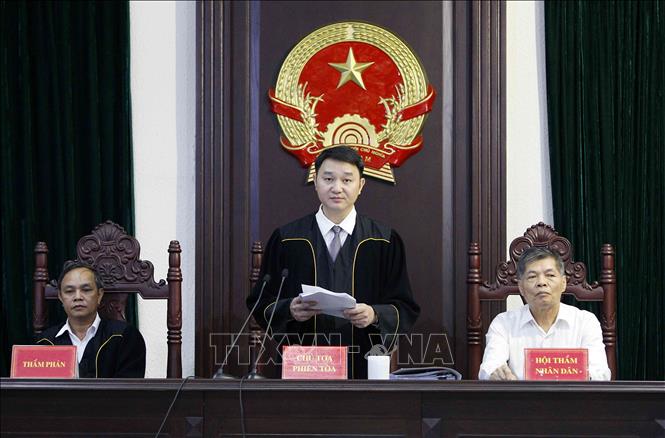 Trong ảnh: Chủ tọa phiên tòa, thẩm phán Trần Nam Hà đọc bản tuyên án các bị cáo. Ảnh: Văn Điệp - TTXVN