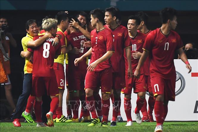 Trong ảnh: Niềm vui của các cầu thủ Olympic Việt Nam sau khi Nguyễn Công Phượng ghi bàn thắng vào lưới Olympic Bahrain trong trận đấu tại ASIAD 2018 ở Bekasi, Indonesia ngày 23/8. Ảnh: AFP/TTXVN