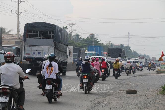 Trong ảnh: Xe cộ dày đặc cả hai chiều trên Quốc lộ 1 đoạn giữa ngã tư Đồng Tâm và cầu Rượu. Ảnh: Minh Trí - TTXVN