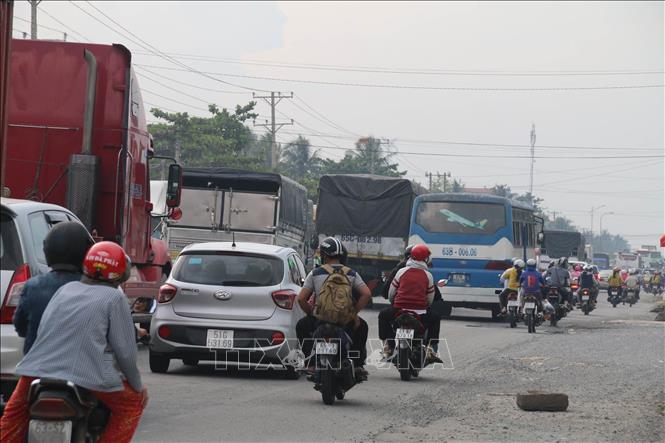 Trong ảnh: Xe cộ dày đặc cả hai chiều trên Quốc lộ 1 đoạn giữa ngã tư Đồng Tâm và cầu Rượu. Ảnh: Minh Trí - TTXVN