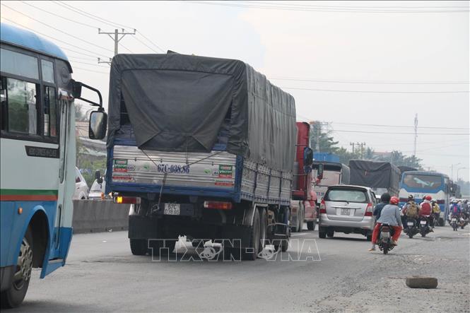 Trong ảnh: Xe cộ dày đặc cả hai chiều trên Quốc lộ 1 đoạn giữa ngã tư Đồng Tâm và cầu Rượu. Ảnh: Minh Trí - TTXVN