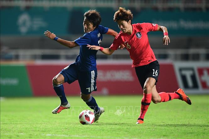 Trong ảnh: Pha tranh bóng giữa hậu vệ Olympic Nhật Bản Teruki Hara (trái) với tiền đạo Hwang Ui-jo của Olympic Hàn Quốc trong trận chung kết ASIAD 2018 bóng đá nam ở Bogor, Indonesia ngày 1/9. Ảnh: AFP/ TTXVN