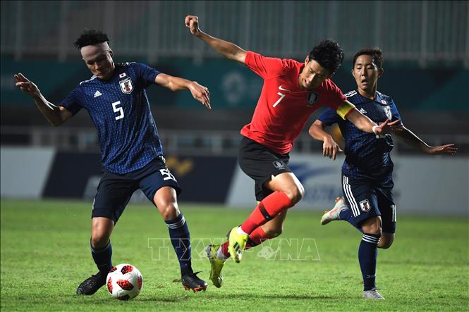 Trong ảnh: Pha tranh bóng giữa hậu vệ Olympic Nhật Bản Daiki Sugioka (trái) với tiền đạo Son Heung Min (giữa) của Olympic Hàn Quốc trong trận chung kết ASIAD 2018 bóng đá nam ở Bogor, Indonesia ngày 1/9. Ảnh: AFP/ TTXVN