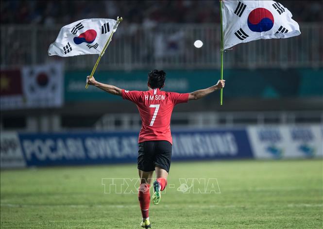 Trong ảnh: Niềm vui chiến thắng của tiền đạo Olympic Hàn Quốc Son Heung Min trong trận chung kết bóng đá nam trước Olympic Nhật Bản tại ASIAD 2018 ở Bogor, Indonesia, ngày 1/9. Ảnh: AFP/ TTXVN