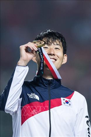 Trong ảnh: Niềm vui của tiền đạo Olympic Hàn Quốc Son Heung Min khi đội nhà đoạt Huy chương Vàng bóng đá nam trước Olympic Nhật Bản tại ASIAD 2018 ở Bogor, Indonesia, ngày 1/9. Ảnh: THX/ TTXVN