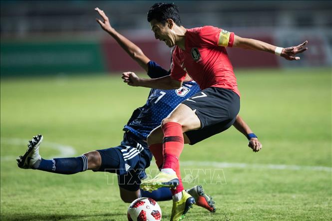 Trong ảnh: Pha đi bóng của tiền đạo Olympic Hàn Quốc Son Heung Min (phải) trước cầu thủ Olympic Nhật Bản trong trận chung kết bóng đá nam ASIAD 2018 ở Bogor, Indonesia, ngày 1/9. Ảnh: THX/ TTXVN