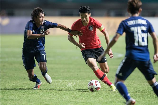 Trong ảnh: Pha đi bóng của tiền đạo Olympic Hàn Quốc Son Heung Min (giữa) trước các cầu thủ Olympic Nhật Bản trong trận chung kết bóng đá nam ASIAD 2018 ở Bogor, Indonesia, ngày 1/9. Ảnh: THX/ TTXVN