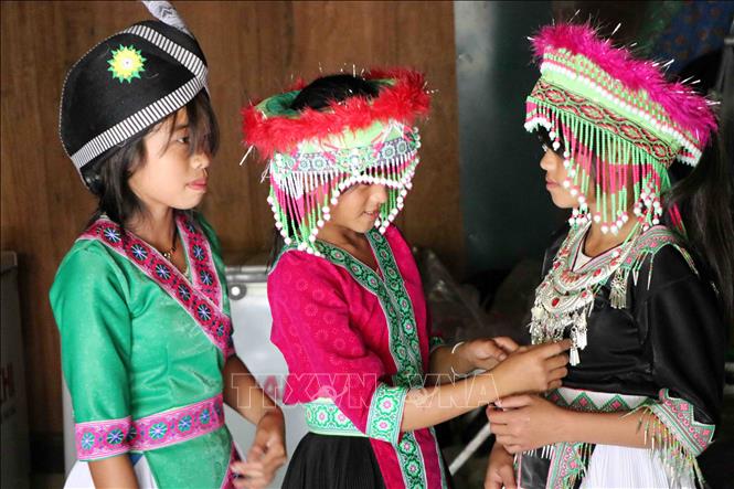 Trong ảnh: Các thiếu nữ dân tộc H'Mông sửa sang lại trang phục để chuẩn bị đi chơi Tết Độc lập. Ảnh: Công Tuyên-TTXVN