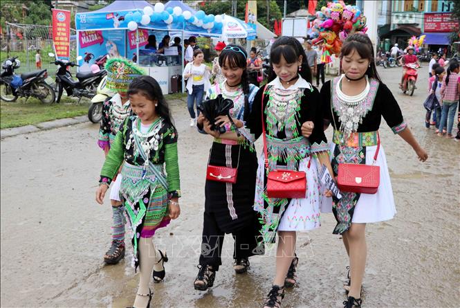 Trong ảnh: Các thiếu nữ dân tộc H'Mông diện những bộ váy áo đẹp để đi chơi Tết Độc lập. Ảnh: Công Tuyên-TTXVN