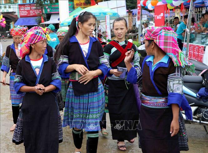 Trong ảnh: Phụ nữ H'Mông ở Lai Châu đi chơi Tết Độc lập. Ảnh: Công Tuyên-TTXVN