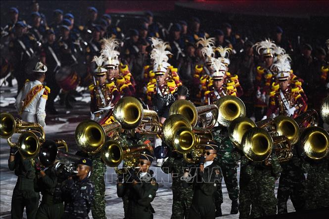 Trong ảnh: Đoàn nghệ thuật quân đội Indonesia biểu diễn một tiết mục đặc sắc tại lễ bế mạc Đại hội thể thao châu Á (ASIAD) 2018 trên sân vận động Gelora Bung Karno ở thủ đô Jakarta, Indonesia tối 2/9. Ảnh: AFP/TTXVN