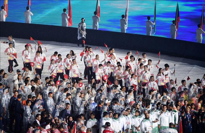 Trong ảnh: Các vận động viên tiến vào sân vận động Gelora Bung Karno ở thủ đô Jakarta, Indonesia trong lễ bế mạc tối 2/9. Ảnh: THX/TTXVN