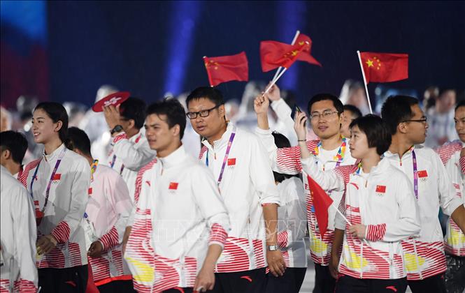 Trong ảnh: Đoàn thể thao Trung Quốc tiến vào sân vận động Gelora Bung Karno ở thủ đô Jakarta, Indonesia trong lễ bế mạc tối 2/9. Ảnh: THX/TTXVN