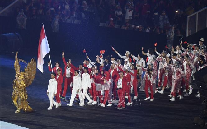 Trong ảnh: Đoàn vận động viên Indonesia tiến vào sân vận động Gelora Bung Karno ở thủ đô Jakarta trong lễ bế mạc ASIAD 2018 tối 2/9. Ảnh: THX/TTXVN