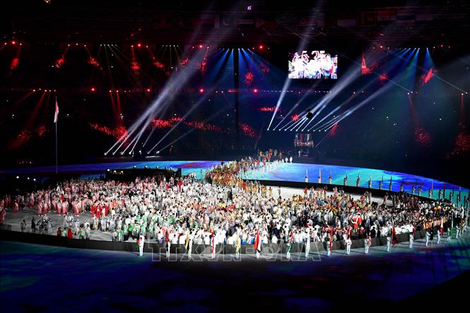Trong ảnh: Các vận động viên tiến vào sân vận động Gelora Bung Karno ở thủ đô Jakarta, Indonesia trong lễ bế mạc ASIAD 2018 tối 2/9. Ảnh: THX/TTXVN