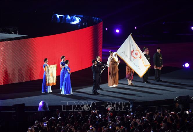 Trong ảnh: Lễ trao cờ Olympic châu Á tại lễ bế mạc ASIAD 2018 trên sân vận động Gelora Bung Karno ở thủ đô Jakarta, Indonesia tối 2/9. Thành phố Hàng Châu (Trung Quốc) sẽ là nơi đăng cai Đại hội thể thao châu Á (ASIAD) 2022. Ảnh: THX/TTXVN