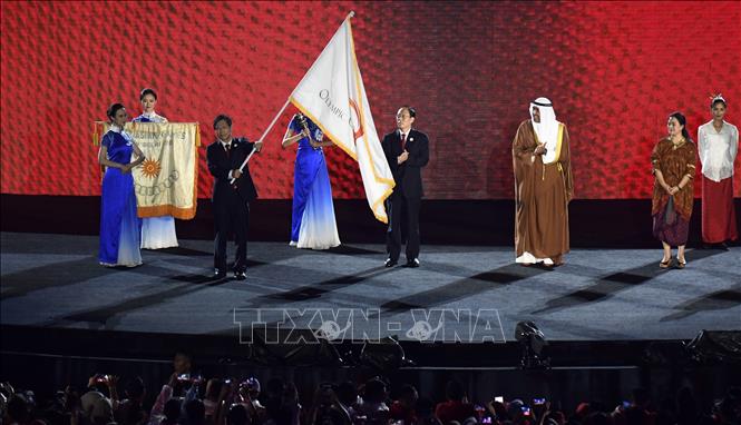 Trong ảnh: Lễ trao cờ Olympic châu Á tại lễ bế mạc ASIAD 2018 trên sân vận động Gelora Bung Karno ở thủ đô Jakarta, Indonesia tối 2/9. Thành phố Hàng Châu (Trung Quốc) sẽ là nơi đăng cai Đại hội thể thao châu Á (ASIAD) 2022. Ảnh: THX/TTXVN