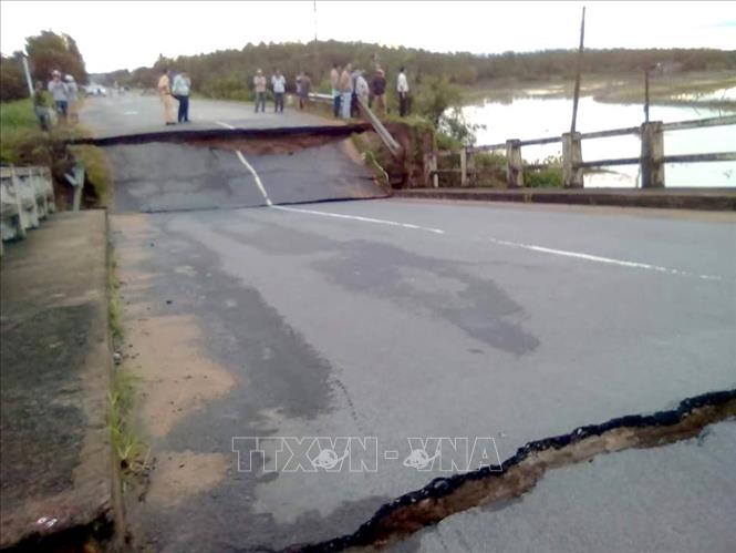 Trong ảnh; Cầu đôi Đập tràn bị sập. Ảnh do TTXVN phát