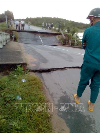 Trong ảnh; Cầu đôi Đập tràn bị sập. Ảnh do TTXVN phát