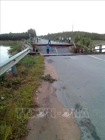 Trong ảnh; Cầu đôi Đập tràn bị sập. Ảnh do TTXVN phát
