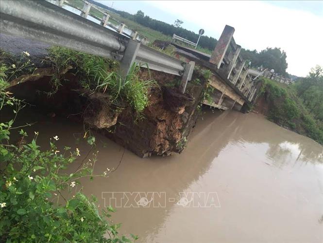 Trong ảnh: Chân cầu đôi Đập tràn bị sạt lở. Ảnh: TTXVN phát