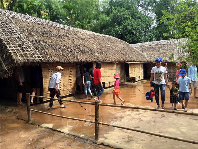 Trong ảnh: Đông đảo du khách tới tham quan quê Nội Chủ tịch Hồ Chí Minh tại Khu di tích Kim Liên, xã Kim Liên, huyện Nam Đàn (Nghệ An). Ảnh: Tá Chuyên - TTXVN