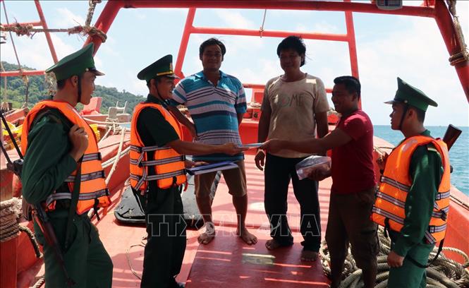 Trong ảnh: Chiến sĩ Đồn Biên phòng Gành Dầu kiểm tra tàu cá ngư dân hoạt động khai thác đánh bắt thủy sản khu vực bắc đảo Phú Quốc (Kiên Giang). Lê Huy Hải - TTXVN