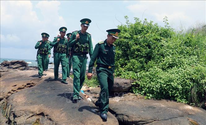 Trong ảnh: Chiến sĩ Đồn Biên phòng Gành Dầu tuần tra, bảo vệ biên giới biển đảo khu vực bắc đảo Phú Quốc  (Kiên Giang). Lê Huy Hải - TTXVN