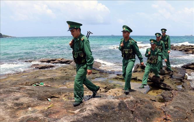 Trong ảnh: Chiến sĩ Đồn Biên phòng Gành Dầu tuần tra, bảo vệ biên giới biển đảo khu vực bắc đảo Phú Quốc (Kiên Giang). Ảnh: Lê Huy Hải - TTXVN