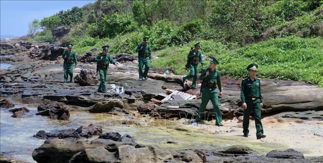 Trong ảnh: Chiến sĩ Đồn Biên phòng Gành Dầu tuần tra, bảo vệ biên giới biển đảo khu vực bắc đảo Phú Quốc (Kiên Giang). Ảnh: Lê Huy Hải - TTXVN