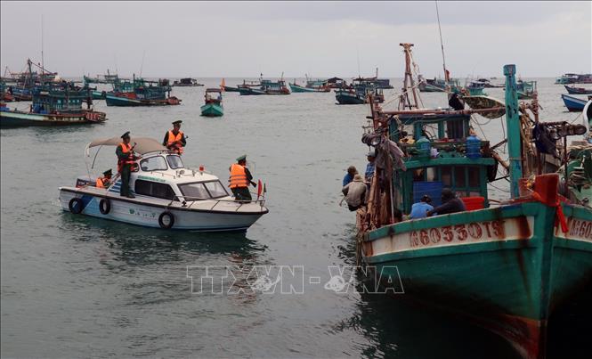 Trong ảnh: Chiến sĩ Đồn Biên phòng Gành Dầu tuần tra, bảo vệ biên giới biển đảo khu vực bắc đảo Phú Quốc (Kiên Giang). Ảnh: Lê Huy Hải - TTXVN