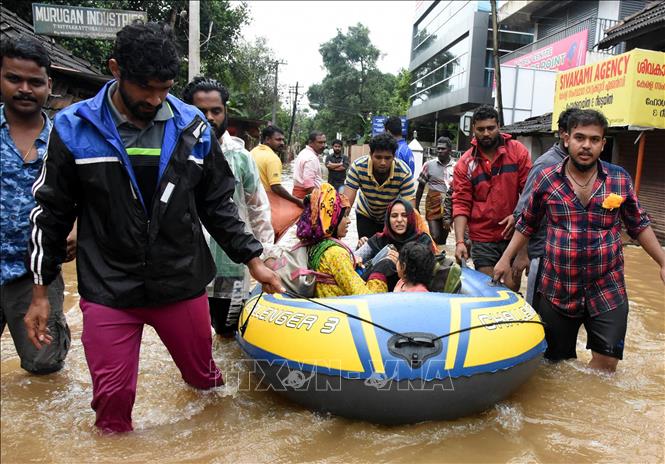Trong ảnh: Người dân sơ tán khỏi khu vực ngập lụt sau mưa lũ tại bang Kerala, Ấn Độ ngày 18/8. Ảnh: THX/ TTXVN