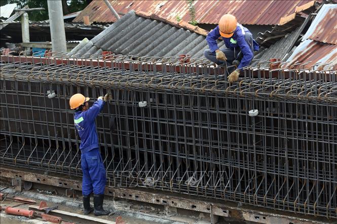 Trong ảnh: Công nhân đang thi công kết cấu dầm Super T tại gói thầu CW 1. Ảnh: Huy Hùng - TTXVN