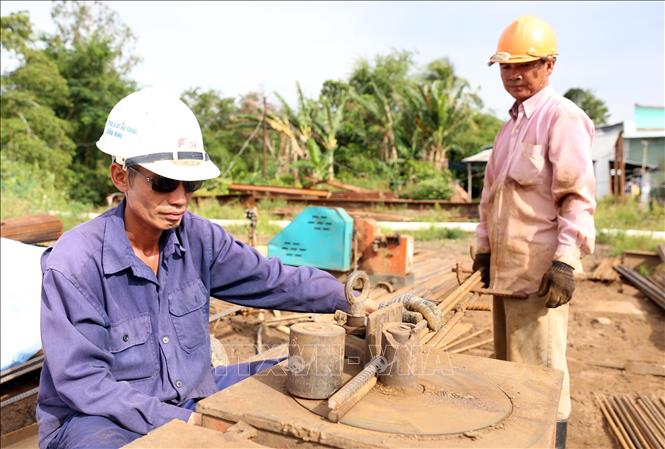 Trong ảnh: Công nhân đang tiến hành thi công các phần kết cấu thép tại gói thầu CW1. Ảnh: Huy Hùng - TTXVN