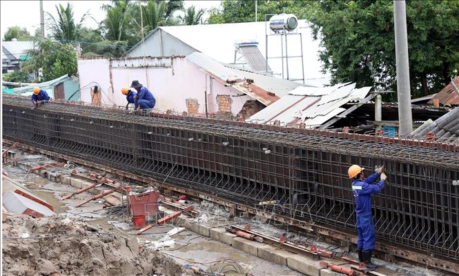 Trong ảnh: Công nhân đang thi công kết cấu dầm Super T tại gói thầu CW 1. Ảnh: Huy Hùng - TTXVN