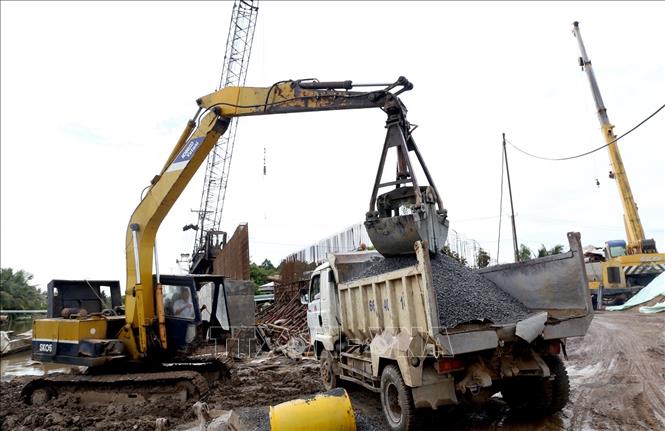 Trong ảnh: Thi công tại cầu Thầy Ký thuộc gói thầu CW 1. Ảnh: Huy Hùng - TTXVN