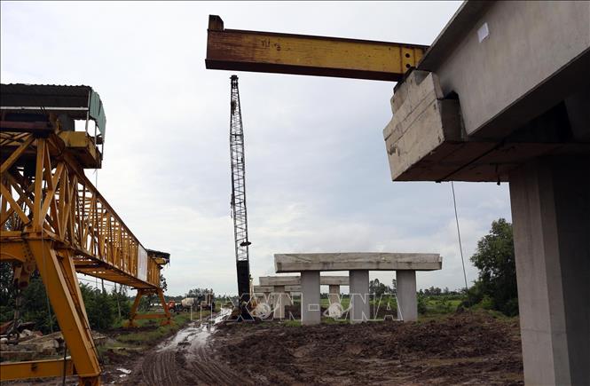 Trong ảnh: Cầu Kênh 9 thuộc gói thầu CW 2 đã lao lắp được 4/10 nhịp cầu. Ảnh: Huy Hùng - TTXVN