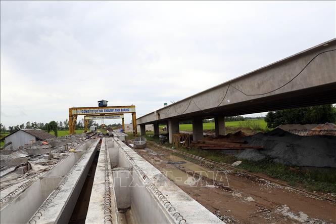 Trong ảnh: Cầu Kênh 9 do Công ty TNHH Anh Giang thi công đạt được 70% khối lượng. Ảnh: Huy Hùng - TTXVN