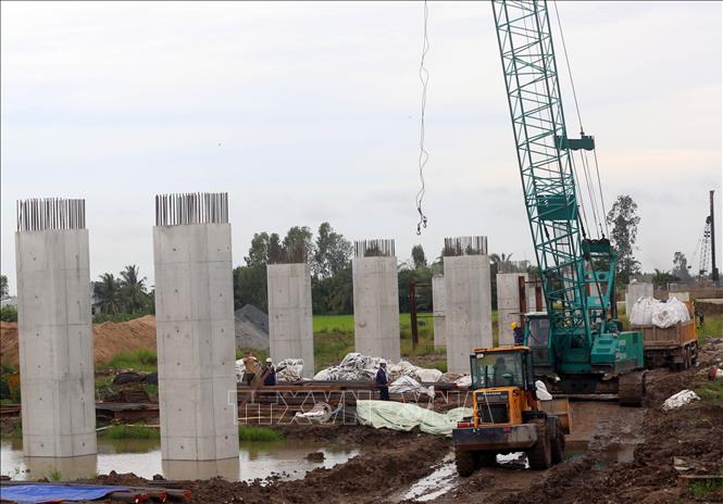 Trong ảnh: Cầu số 3 do Công ty Giao thông 415 (Cienco 4) thi công đến nay đạt 50% kết cấu phần dưới. Ảnh: Huy Hùng - TTXVN