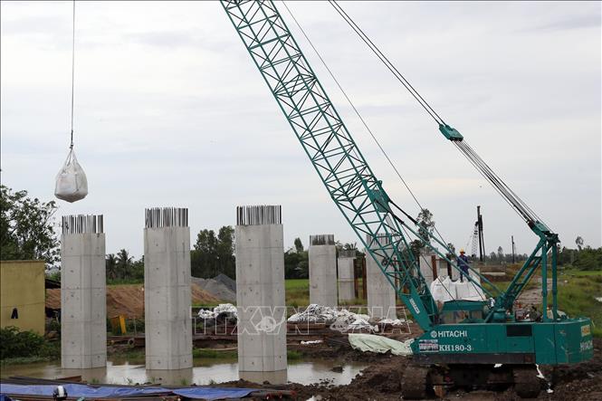 Trong ảnh: Thi công kết cấu bệ trụ tại khu vực cầu số 3 do Công ty Giao thông 415 (Cienco 4) đảm nhiệm. Ảnh: Huy Hùng - TTXVN