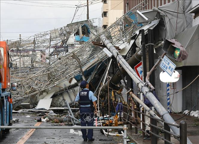 Trong ảnh: Cảnh ngổn ngang sau khi bão Jebi đổ bộ vào Osaka, Nhật Bản ngày 4/9. Ảnh: AFP/TTXVN