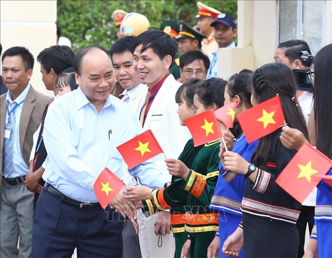 Photo: Prime Minister Nguyen Xuan Phuc takes part in a new school year ceremony in boarding school for ethnic minority students in Tu Mo Rong district, the Central Highlands province of Kon Tum . VNA Photo: Thống Nhất